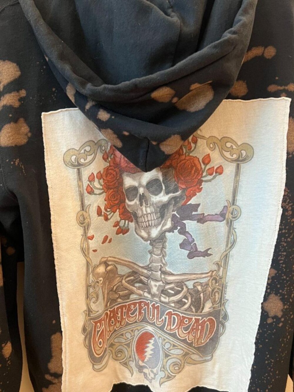 "Grateful Dead" hoodie with splatter design. Size medium. Perfect condition - Picture 3 of 3